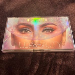 Huda Beauty Mercury Retrograde eyeshadow palette